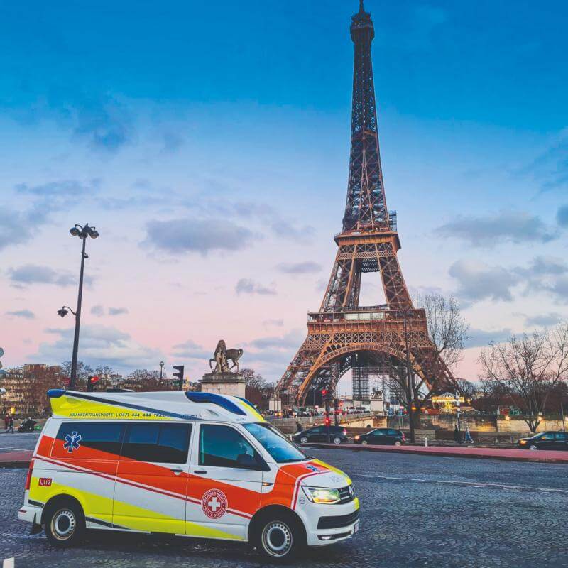 Un’ambulanza del Weißes Kreuz è in servizio a Parigi