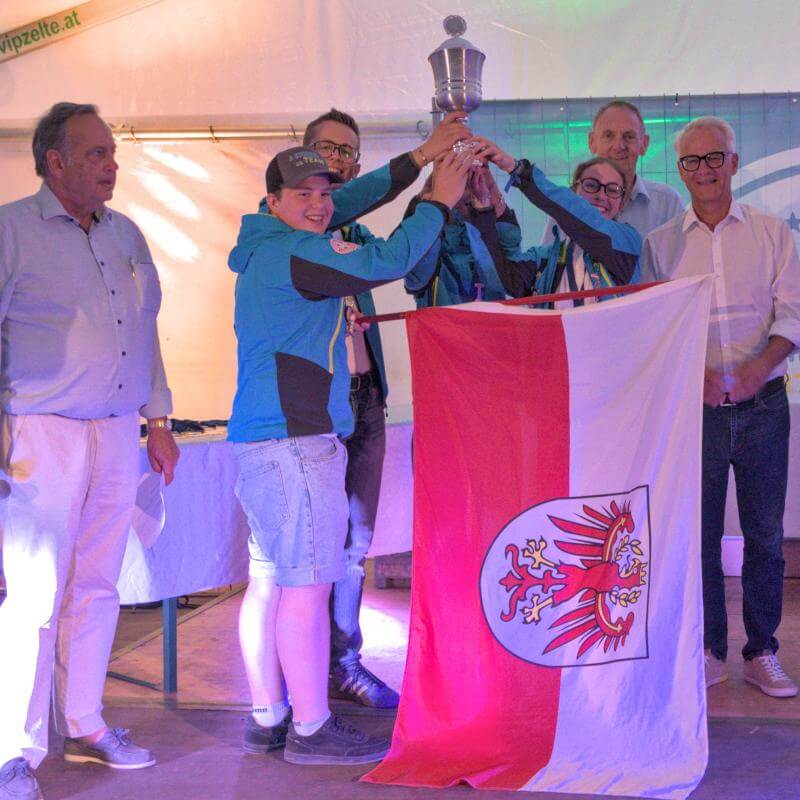I giovani con la trofea itinerante del Sami Contest
