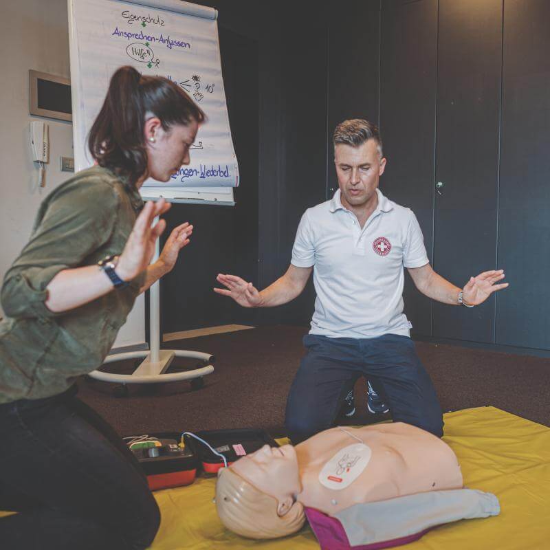 Durante un corso di primo soccorso della Croce Bianca, una partecipante si esercita nel massaggio cardiaco sotto la guida di un istruttore.